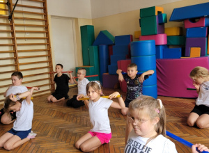 Uczniowie podczas zajęć "Trzymaj się prosto"