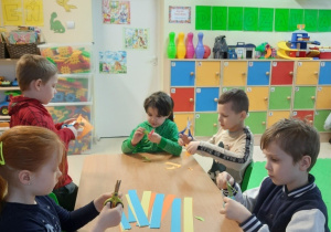 Przedszkolaki wykonują opaski dinozaura
