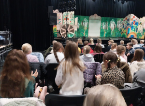 Uczniowie na spektaklu "Baśnie polskie"
