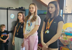 Uczennice z medalami