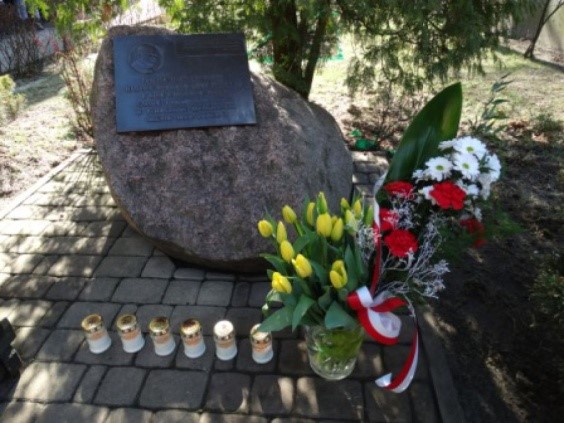 Tablica upamiętniająca nadanie szkole imienia Jana Pawła II