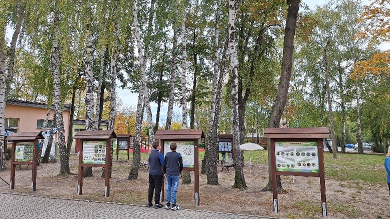 Uczniowie w pracowni pod chmurką