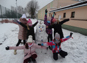 Zimowe zabawy na śniegu - klasa 3 c lepi bałwany