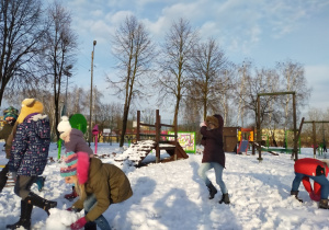 Uczniowie SP 12 podczas zimowych zabaw