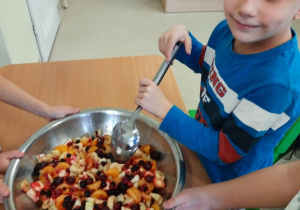 Przygotowanie sałatki owocowej