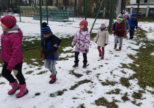 Zabawa na śniegu w szkolnym ogrodzie