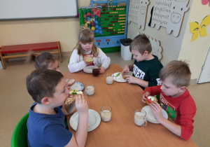 Przedszkolaki podczas śniadania
