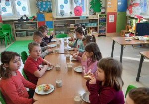 Przedszkolaki podczas śniadania
