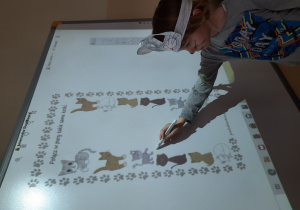 Dzieci wykonywały zadania na tablicy interaktywnej