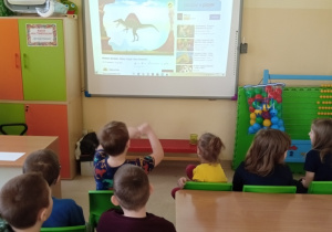 Oglądanie filmu o dinozaurach