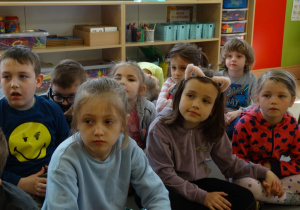 Przedszkolaki z Tęczowej Akademii słuchają wierszy z morałem