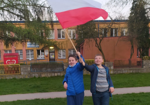 Uczniowie z klasy 6 c z Flagą Polski