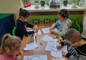 Dzieci wykonują godło Polski