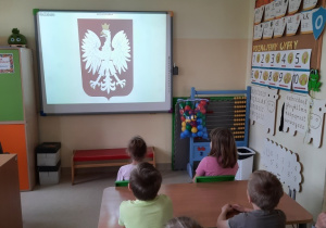 Przedszkolaki oglądają prezentację multimedialną
