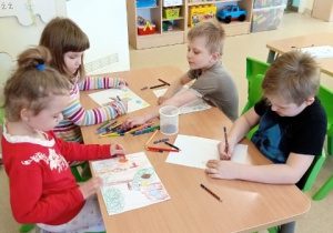 Dzieci wykonują rysunki do "Legendy o orle białym"