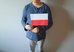 Uczeń SP 12 z Flagą Polski