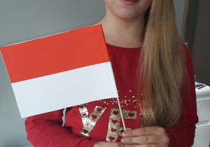 Uczennica SP 12 z Flagą Polski