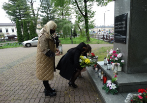 Złożenie kwiatów i zapalenie zniczy pod pomnikiem Jana Pawła II