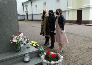 Złożenie kwiatów i zapalenie zniczy pod pomnikiem Jana Pawła II