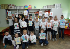 Uczniowie klasy 1b z pracami plastycznymi