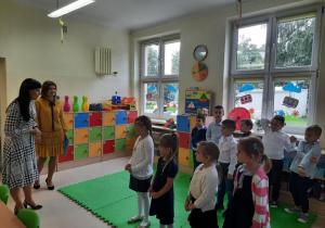 Dyrekcja szkoły wita przedszkolaków w pierwszym dniu szkoły