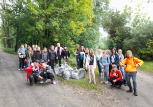 Uczniowie SP 12 podczas akcji sprzątania świata
