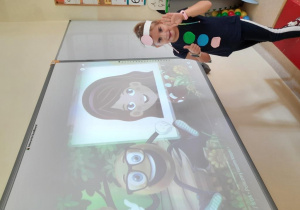 Przedszkolaki pracują z tablicą interaktywną