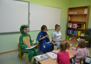 Uczennice z koła bibliotecznego podczas zajęć z mlodszymi kolegami