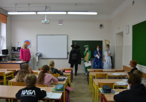 Uczennice z koła bibliotecznego z nauczycielką podczas zajęć z mlodszymi kolegami