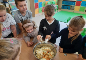 Przedszkolaki doprawiają sałatkę