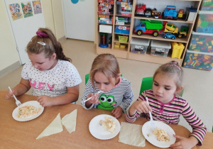 Przedszkolaki jedzą sałatkę