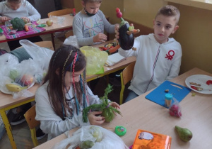 Uczniowie przygotowują warzywne ludziki