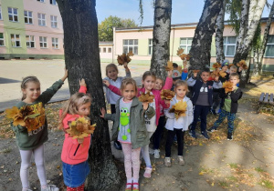 Dzieci z jesiennymi bukietami