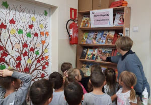Przedszkolaki poznają wystawkę książek pt. "Baśnie i legendy z całego świata"