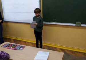 Uczeń czyta list