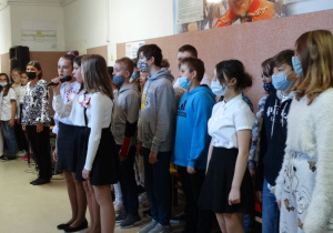 Społeczność szkolna podczas spiewania hymnu narodowego