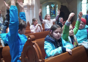 dzieci śpiewają w kościele