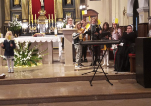 dzieci śpiewają ulubione piosenki Jana Pawła II