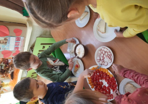 Przedszkolaki podczas szwedzkiego śniadania