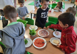 Przedszkolaki przygotowują pyszne i zdrowe kanapki