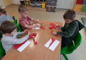 1. Dzieci wykonują flagę Polski