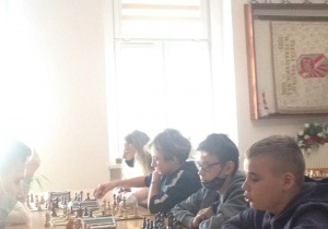 Uczniowie SP 12 podczas mistrzostw Tomaszowa w szachach