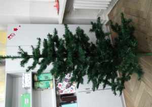 Klasowe drzewko świąteczne przed warsztatami