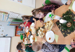 Przedszkolaki w trakcie wigilijnego posiłku