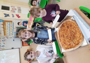 2. Przedszkolaki przygotowują pizzę