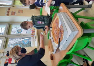3. Dzieci przygotowują ulubione dodatki do pizzy