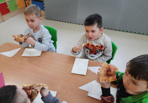 4. Przedszkolaki tworzą własną pizzę