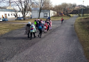 Uczniowie w drodze do szkoły