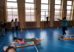 Uczniowie w trakcie zabaw sportowych