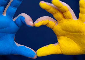 zdjęcie dłoni złożonych w serce w barwach ukraińskich